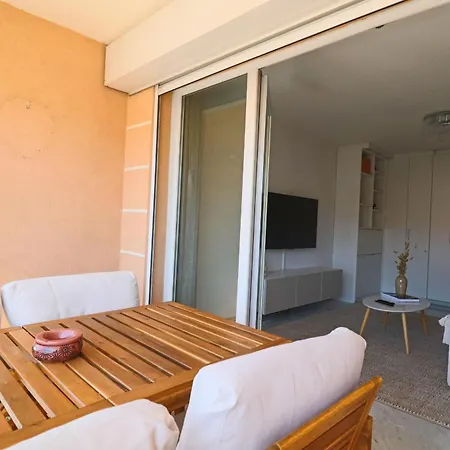 Apt Lumineux Avec Terrasse A 5' Du Centre דירה